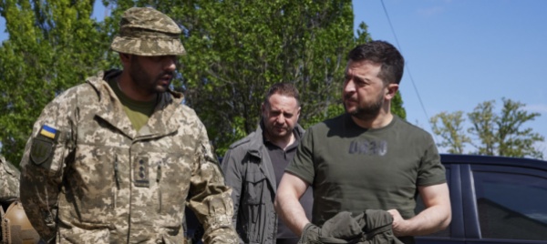 zelensky-visita-le-sue-truppe-al-fronte-nel-donbass