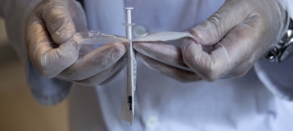 covid-quarta-dose-anche-per-scopi-non-medici-ma-a-pagamento