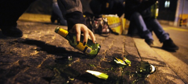 lo-feri-all-occhio-con-una-bottiglia-di-vetro-chiesti-4-anni