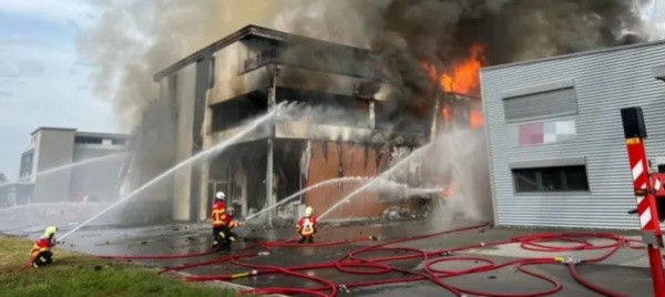 due-edifici-industriali-distrutti-dalle-fiamme-a-rebstein