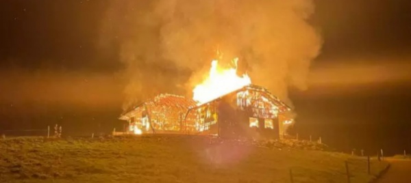chalet-distrutto-dalle-fiamme-nel-canton-friburgo-nessun-ferito