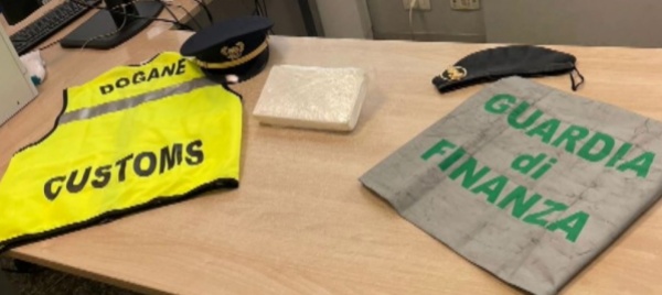 nulla-da-dichiarare-ma-spunta-un-panetto-di-cocaina