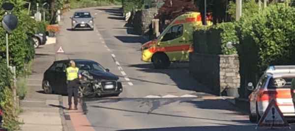 incidente-a-verscio-una-macchina-urta-un-muro-di-cinta