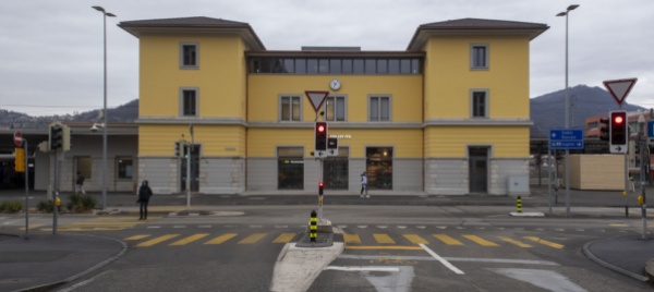 una-fermata-del-treno-a-mendrisio-ppd-soddisfatto