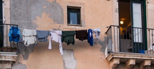 lunga-vita-agli-iconici-panni-stesi-sui-balconi-di-napoli