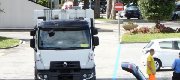 netturbino-cade-dal-camion-e-si-ferisce-gravemente
