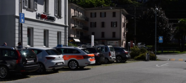 vuole-parcheggiare-l-auto-a-biasca-ma-centra-il-muro