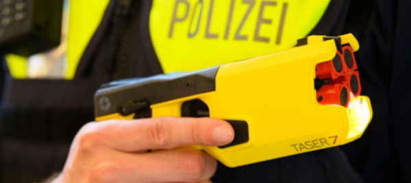 la-polizia-ferma-con-il-taser-un-uomo-armato-di-ascia-a-berna