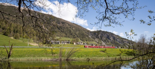 sull-albula-con-due-chilometri-di-vagoni-per-stabilire-il-record