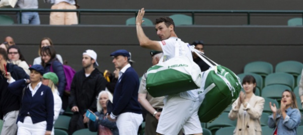 ritschard-cede-a-tsitsipas-con-onore