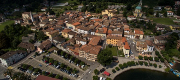 la-piazza-a-lago-di-riva-san-vitale-fa-spazio-alla-festa