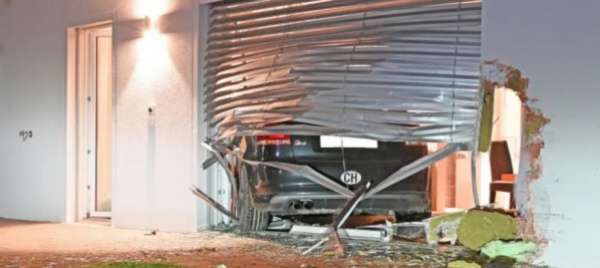 auto-finisce-nella-sala-da-pranzo-di-una-casa