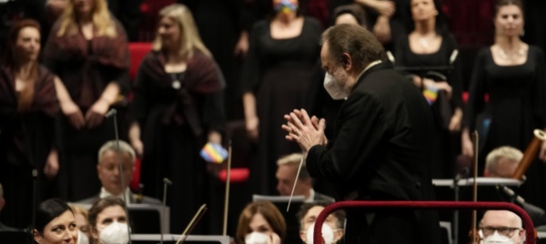 squilla-telefonino-chailly-ferma-l-orchestra-risponda-pure