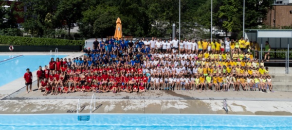 a-lezione-di-nuoto-in-trecento-alla-piscina-di-mendrisio