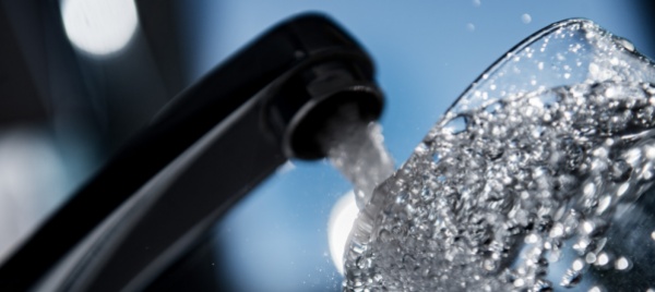scarseggia-l-acqua-e-verona-limita-l-uso-di-quella-potabile