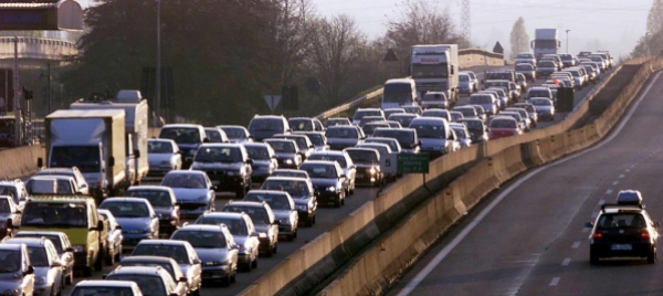 giocano-a-calcio-in-autostrada-svizzero-investito-e-multato