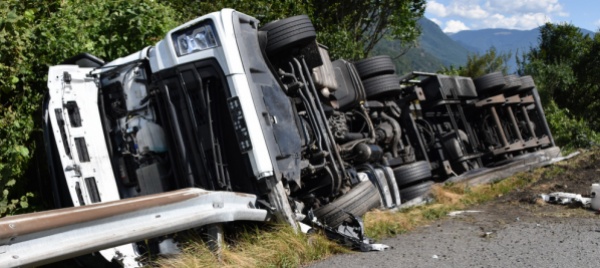 camion-esce-di-strada-sull-a2-e-si-rovescia-un-ferito
