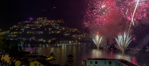 lugano-droni-luminosi-al-posto-dei-fuochi-tradizionali