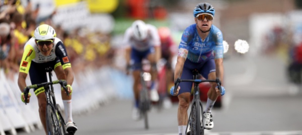 clarke-vince-la-tappa-del-pave-van-aert-sempre-in-giallo