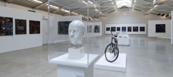 mario-comensoli-finissage-per-gli-uomini-in-blu
