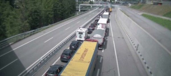 auto-in-panne-galleria-del-san-gottardo-chiusa-direzione-nord