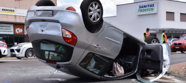 auto-si-ribalta-in-una-rotonda-due-feriti-di-una-certa-gravita