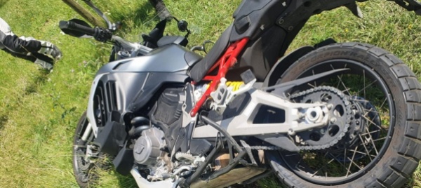 auto-contro-moto-sulla-cantonale-a-iragna-un-ferito