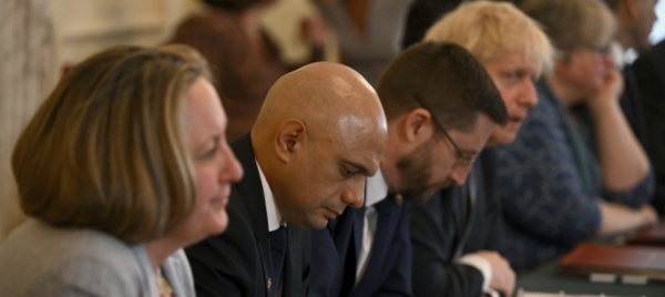 johnson-travolto-dagli-scandali-il-governo-perde-pezzi