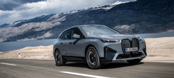 bmw-ix-xdrive50-viaggiatrice-di-sostanza
