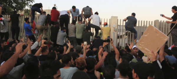 precipita-la-situazione-in-iraq-assaltato-il-parlamento