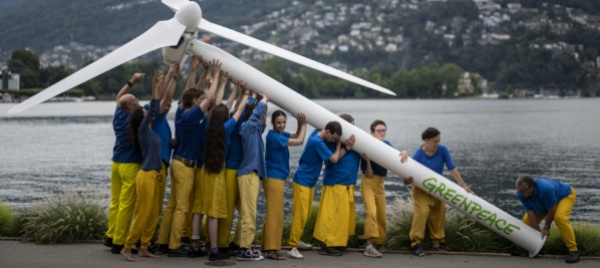 prima-di-quella-dei-conferenzieri-s-alza-la-voce-di-greenpeace