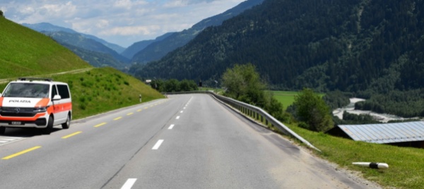 motociclista-sbatte-contro-il-guardrail-sull-oberalp