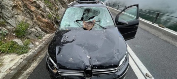 passo-del-susten-massi-cadono-su-auto-un-ferito-grave