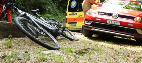 ciclista-finisce-in-una-scarpata-recuperato-dai-pompieri
