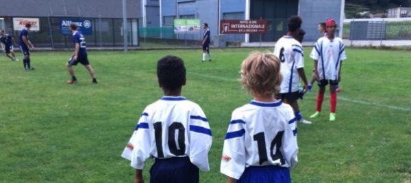 palla-a-centrocampo-per-un-calcio-alle-discriminazioni