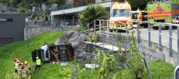 auto-finisce-fuori-strada-sulla-collina-di-riazzino