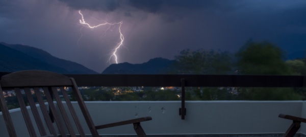 nottata-illuminata-da-oltre-9-000-fulmini-in-svizzera