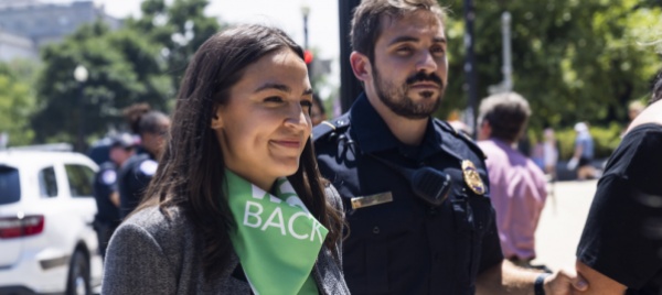 alexandria-ocasio-cortez-e-ilhan-omar-in-manette