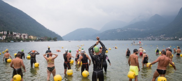 riva-san-vitale-una-nuotata-in-compagnia