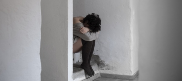 a-casa-di-amici-approfitto-di-una-ragazza-semi-incosciente