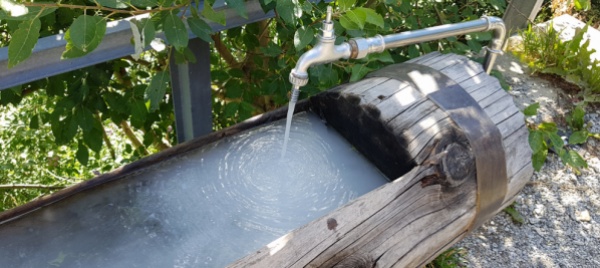 acqua-bianca-dalla-fontana-sopra-cari-ma-e-potabile