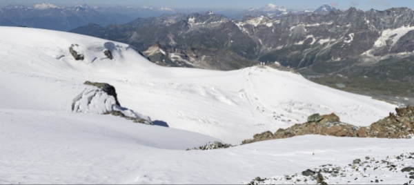 il-ghiacciaio-restituisce-il-corpo-mummificato-di-un-alpinista
