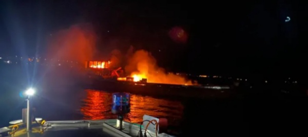 fuochi-d-artificio-dalla-barca-diventano-un-falo-fuori-programma