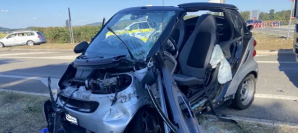 smart-contro-un-camion-una-22enne-ferita-in-modo-grave