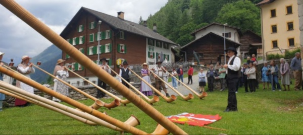 il-gruppo-cornisti-di-corzoneso-si-esibisce-a-quinto