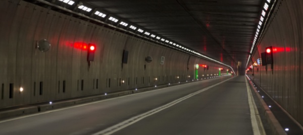tunnel-del-san-gottardo-chiuso-in-entrambe-le-direzioni