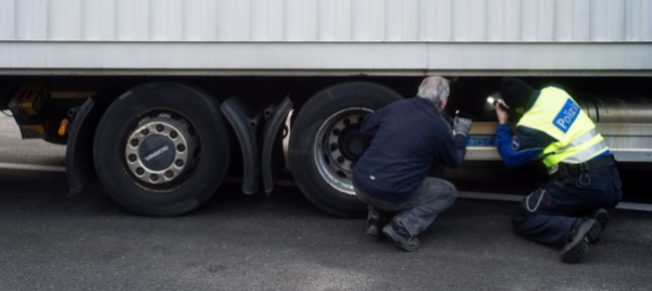 disco-frenante-spezzato-camion-fermato-a-giornico