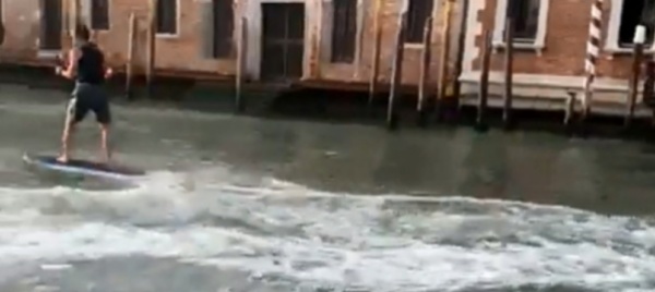 fanno-surf-a-venezia-multati-per-1-500-euro-ciascuno
