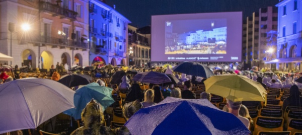 per-fortuna-c-e-ancora-chi-spende-soldi-per-guardare-i-film