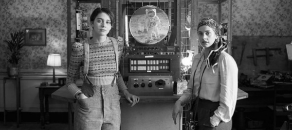 thomasina-e-martha-ascoltano-il-futuro-con-lola